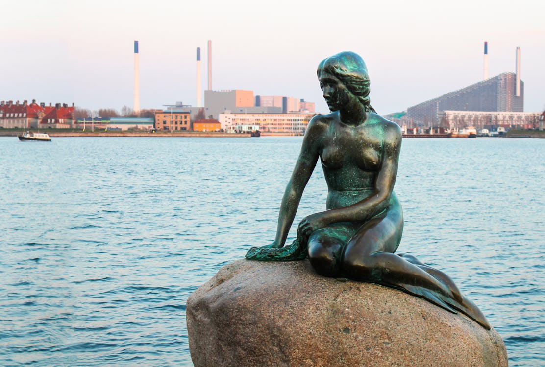Die Bronzefigur der kleinen Meerjungfrau an der Uferpromenade in Kopenhagen genannt