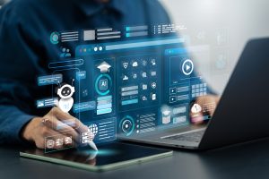 Mensch mit mehreren mobilen Endgeräten, darüber schwebt ein transparentes Bild mit mehreren KI-bezogenen Symbolen