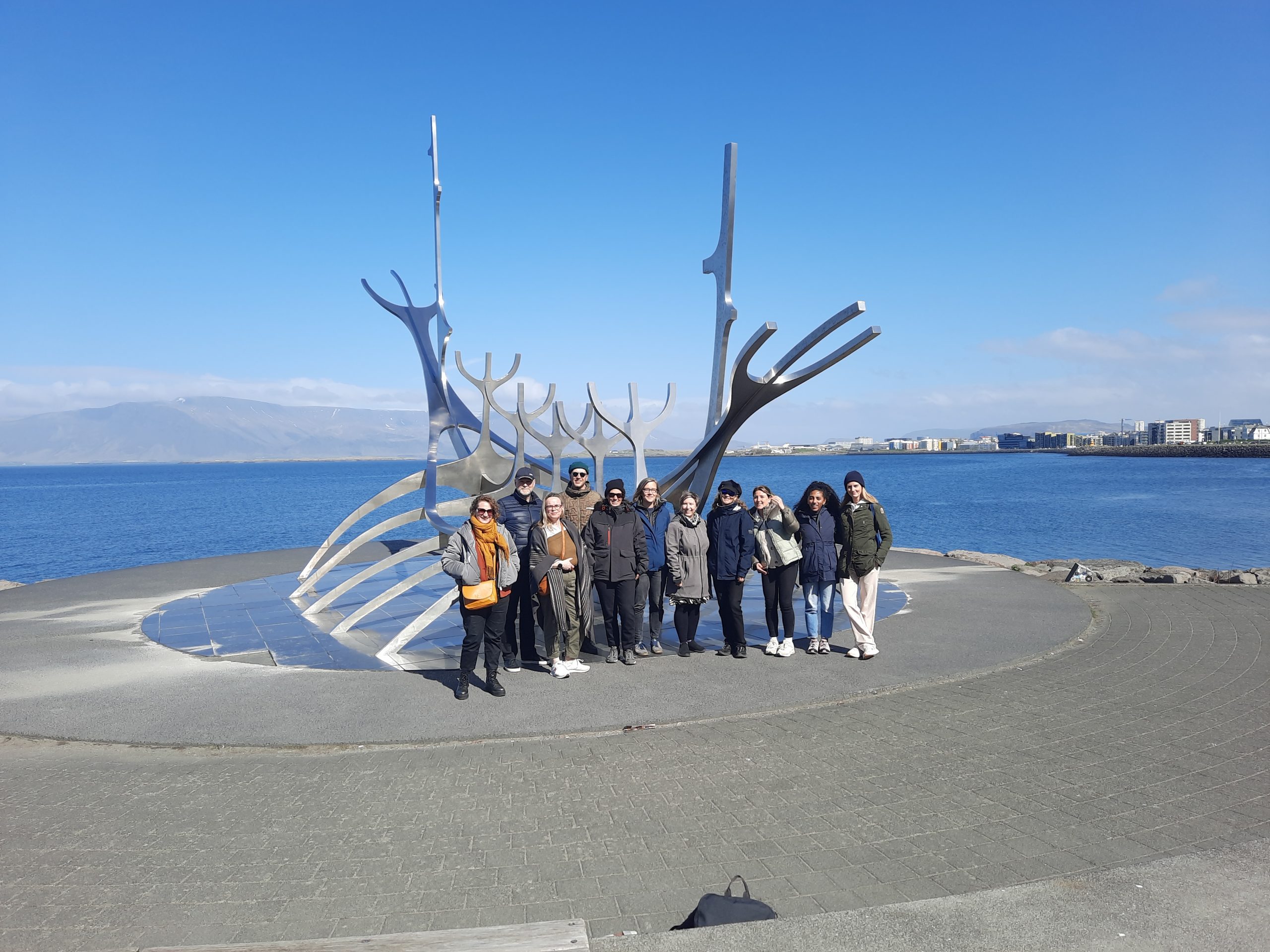 Foto der Teilnehmenden am Austausch vor der Sun Voyager Skulptur in Reykjavík