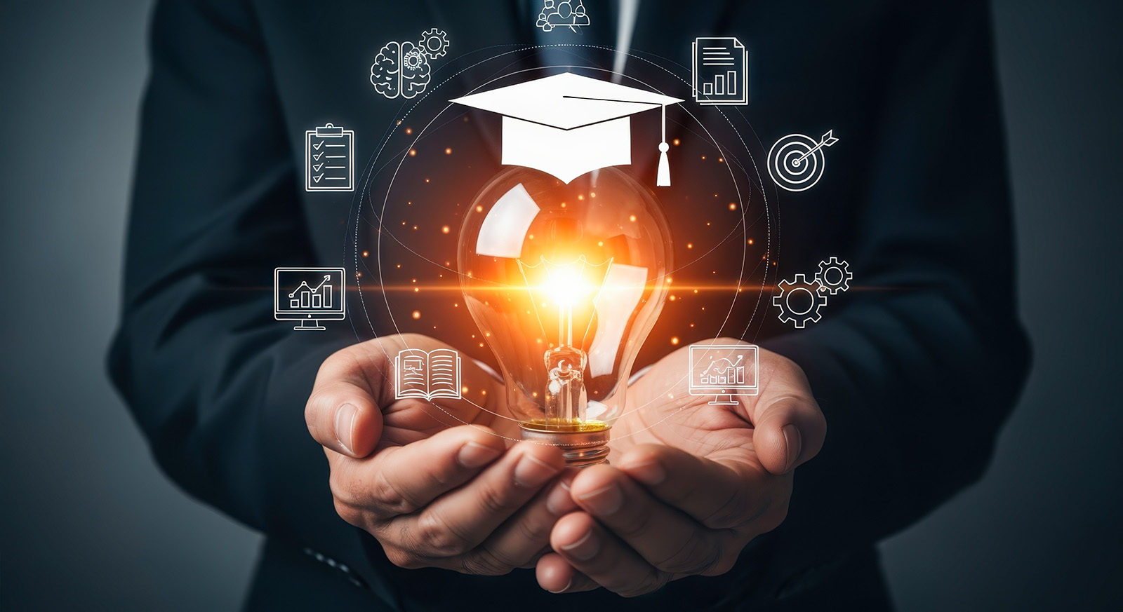 KI-generiertes Bild, das eine Glühlampe zeigt, die über den geöffneten Händen einer Person schwebt. Darum sind mehrere Icons für Multimediadateien angeordnet.