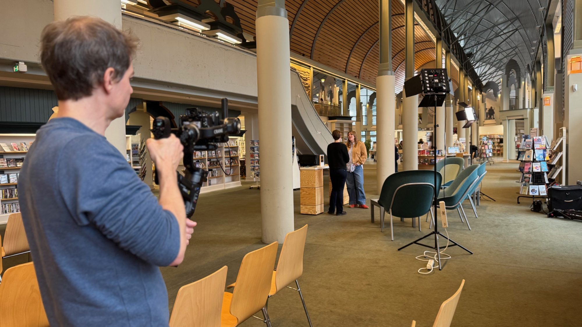Kamerateam in der Humboldt Bibliothek Berlin