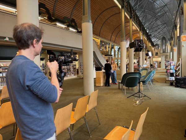 Kamerateam in der Humboldt Bibliothek Berlin