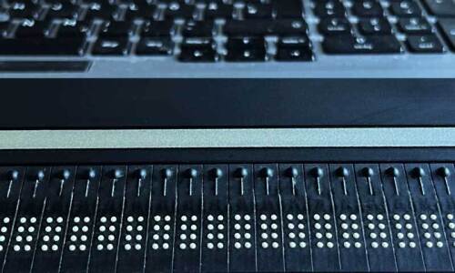Braillezeile unter Tastatur